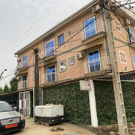 Cave Royale - Chambres-Studios-Apparts Meubles - Logpom Hopithal Des Soeurs Apres Camara Laye Douala Exterior photo